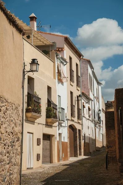 Callejón estrecho de adoquines con casas antiguas y lámpara en Cáceres — Foto de Stock