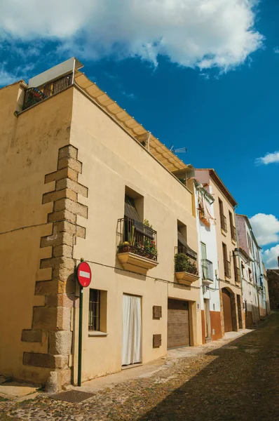 Callejón con casas antiguas y ninguna señal de tráfico de entrada en Cáceres — Foto de Stock