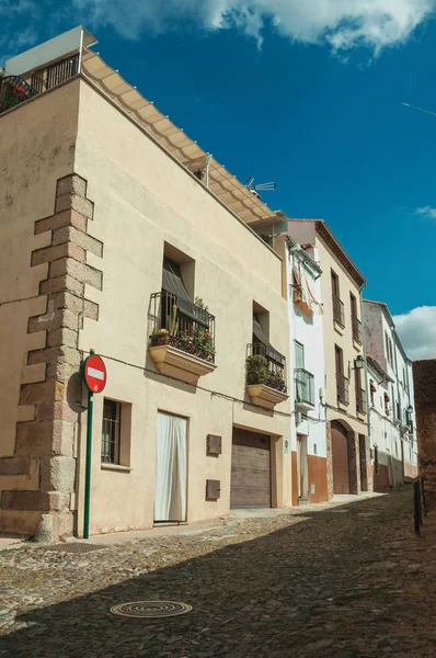 Callejón con casas antiguas y ninguna señal de tráfico de entrada en Cáceres — Foto de Stock