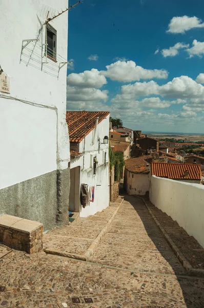 Fachada de casa con paredes blancas, puerta, macetas y plantas en Cáceres — Foto de Stock