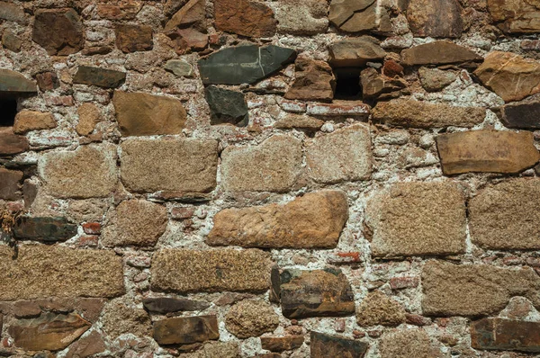 Старая стена из грубых камней, образующих единичный фон в Касересе — стоковое фото