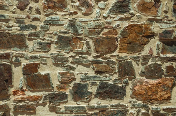 Caceres'te tekil bir arka plan oluşturan kaba taşlardan yapılmış eski duvar — Stok fotoğraf