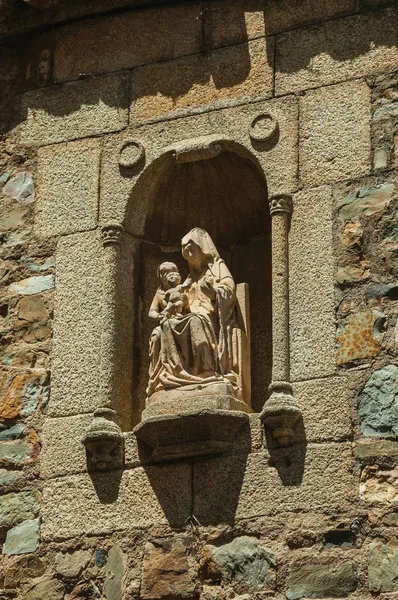 Szobor a Szűzanya a gyermek Jézus kő Niche a csikó — Stock Fotó