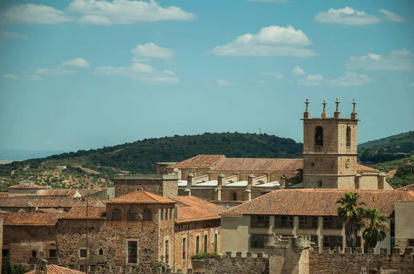 Paysage urbain avec toits de bâtiments anciens et clocher de l'église à Caceres — Photo