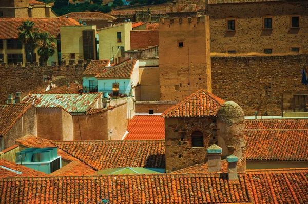 카세레스의 여러 오래된 건물 옥상과 굴뚝의 클로즈업 — 스톡 사진
