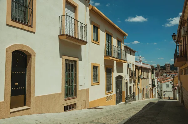 Callejón abandonado en pendiente y edificios antiguos con terrazas en Cáceres — Foto de Stock