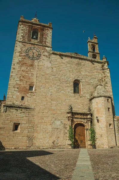 Gotische Kirchenfassade mit Kirchtürmen und Holztür bei caceres — Stockfoto