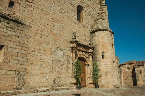 Gotische Kirchenfassade mit verzierter Holztür bei caceres — Stockfoto