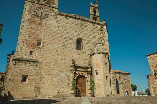 Fachada de iglesia gótica con campanarios y puerta de madera en Cáceres —  Fotos de Stock