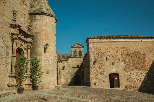 Caceres ahşap kapı ve eski bina ile Gotik kilise cephe — Stok fotoğraf