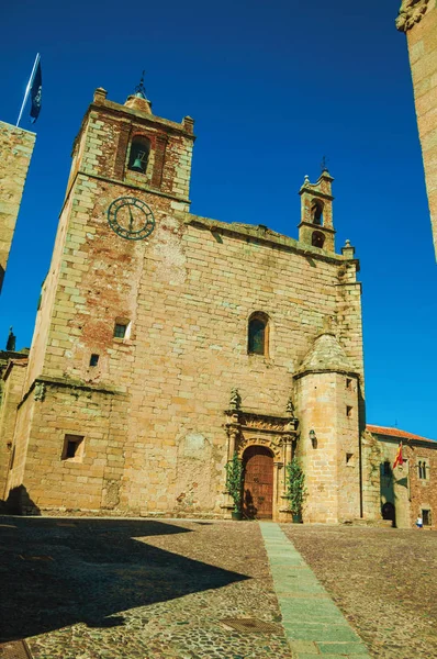 Caceres'te çan kuleleri ve ahşap kapılı Gotik kilise cephesi — Stok fotoğraf