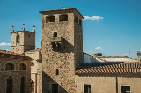 Torre de piedra e iglesia de campanario gótico en Cáceres —  Fotos de Stock