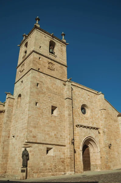 De gotische kathedraal van Santa Maria met bronzen standbeeld in Caceres — Stockfoto