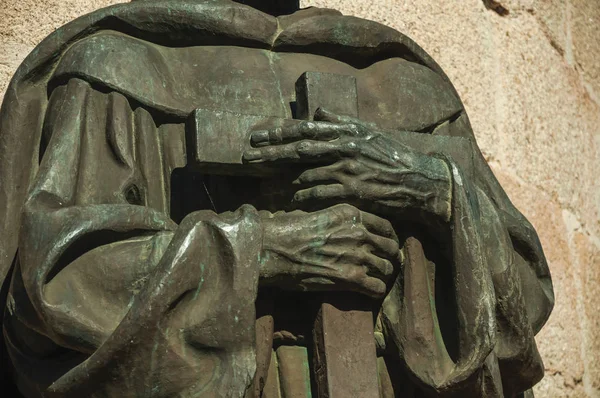 A csérán keresztet tartó papok kezében bronz szobor részlet — Stock Fotó