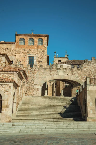 Grote trap naar de ingang van het historische stadscentrum van Caceres — Stockfoto