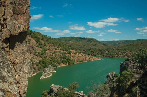 Vallei met de rivier de Taag en de rotsachtige heuvels in het Monfrague National Park — Stockfoto