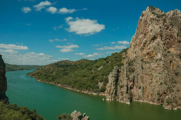 Vallei met de rivier de Taag en de rotsachtige heuvels in het Monfrague National Park — Stockfoto