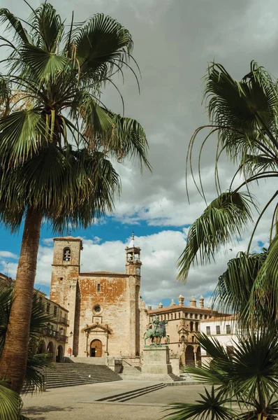 Церква Сан-Мартін з Пісарро і пальмовими деревами в Трухільйо — стокове фото