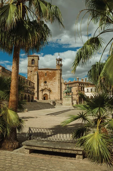 Trujillo'da Pizarro heykeli ve palmiye ağaçlarıyla birlikte San Martin Kilisesi — Stok fotoğraf