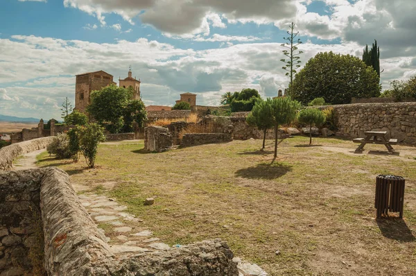 Ummauerter Hof mit Gras und kleinen Bäumen auf dem Hügel des Schlosses in Trujillo — Stockfoto