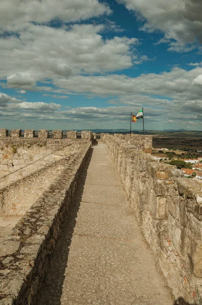 Шлях на вершині кам'яною стіною в замку Трухільо — стокове фото