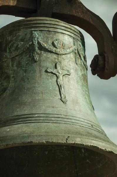 Detail bronzového zvonku, kde jsou vidět detaily vytesané na hladině, na hradě Trujillo. — Stock fotografie