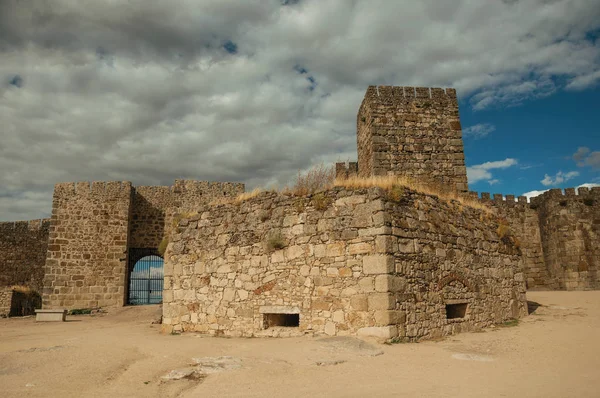 Trujillo Kalesi'nde kuleler ve taş duvarlar cephesi — Stok fotoğraf