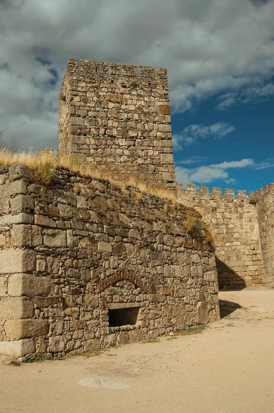 Torn och stenmurar fasaden på slottet i Trujillo — Stockfoto