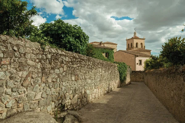 Allee an einem bewölkten Tag mit Steinmauern in Richtung der Santa Maria la Mayor Kirche und des Kirchturms von Trujillo. — Stockfoto