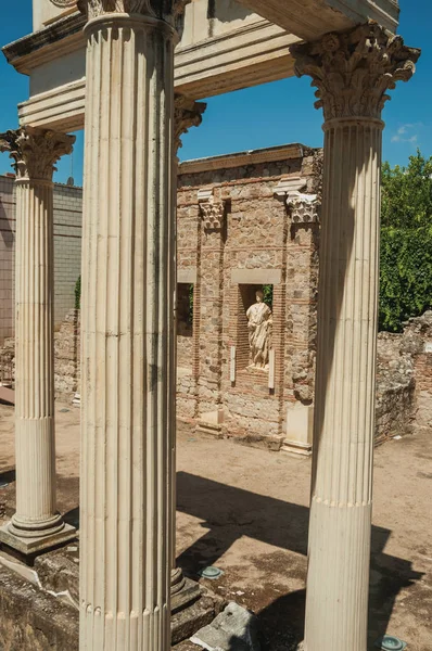 Marmorpelare och statyer av Roman Forum Building i Merida — Stockfoto