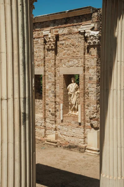 Colunas de mármore e estátuas do Fórum Romano em Mérida — Fotografia de Stock