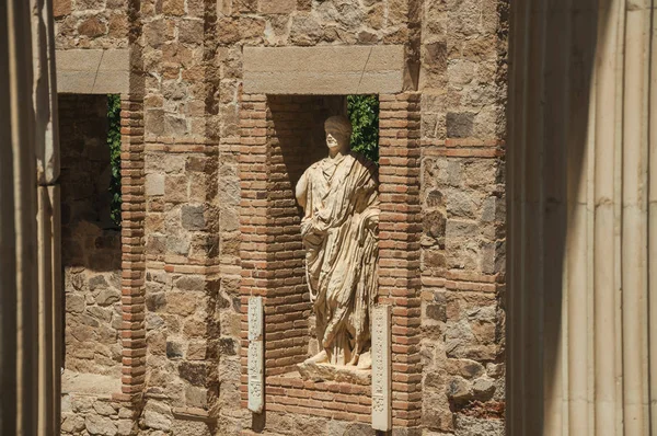 Statua in un muro di mattoni sul Foro Romano a Merida — Foto Stock