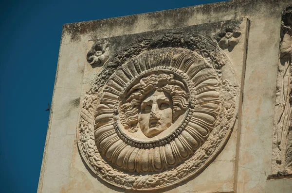 Mythological face carved in marble block at the Roman Forum in Merida — Stock Photo, Image