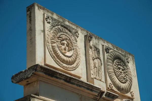 Міфологічні обличчя вирізані в мармуровий блок на римському форумі в Меріда — стокове фото