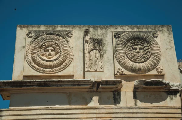 Merida'daki Roma Forumu'nda mermer bloka oyulmuş mitolojik yüz — Stok fotoğraf