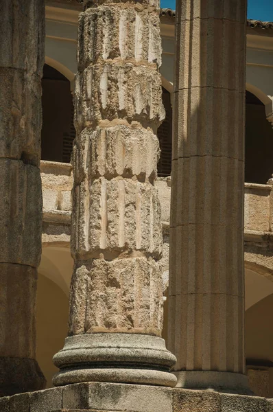 Мраморные колонны в храме Дианы в Мериде — стоковое фото