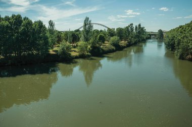 Merida'da Puente Romano'nun tepesinden Yavaş Guadiana Nehri