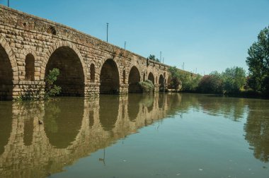 Merida'daki Guadiana Nehri üzerinde Puente Romano kemerleri