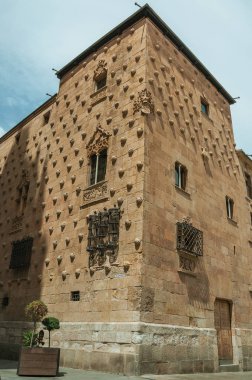 Salamanca'da kabuklarla süslenmiş bina cephesi