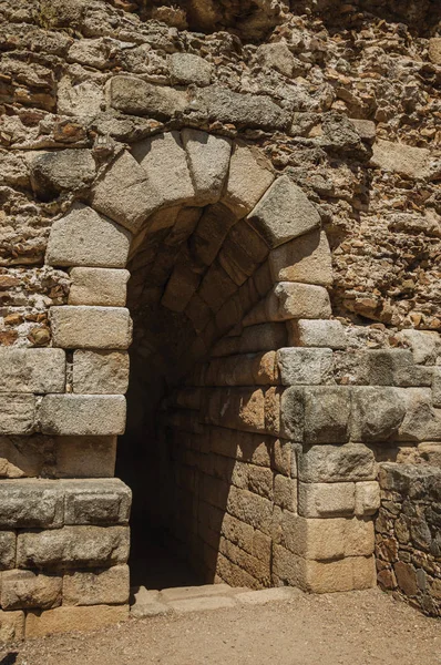 Έξοδος στον πέτρινο τοίχο στο ρωμαϊκό θέατρο της Μέριδα — Φωτογραφία Αρχείου