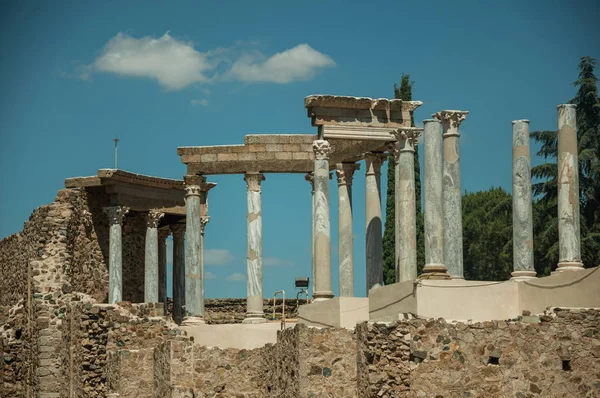 メリダのローマ劇場の大理石の柱と考古学 — ストック写真