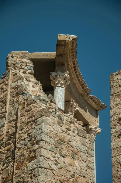 Marmor kolonner och arkitraven på den romerska teatern i Merida — Stockfoto