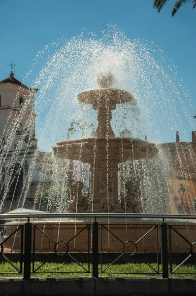 Fuente en una plaza frente a los edificios de Mérida —  Fotos de Stock