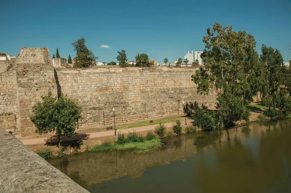 Merida'daki Guadiana Nehri'nin yanındaki Alcazaba'dan duvar
