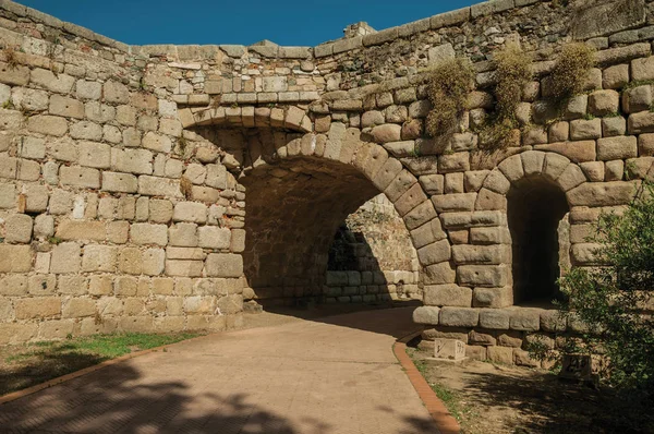 Väg under bågen av Puente Romano vid Merida — Stockfoto