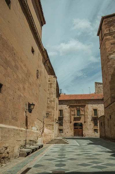 Callejón abandonado y edificios antiguos en Salamanca — Foto de Stock