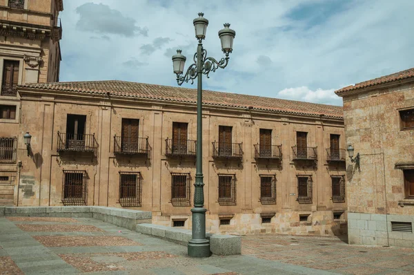 Edifício com varandas e candeeiro público em Salamanca — Fotografia de Stock