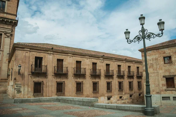 Edifício com varandas e candeeiro público em Salamanca — Fotografia de Stock