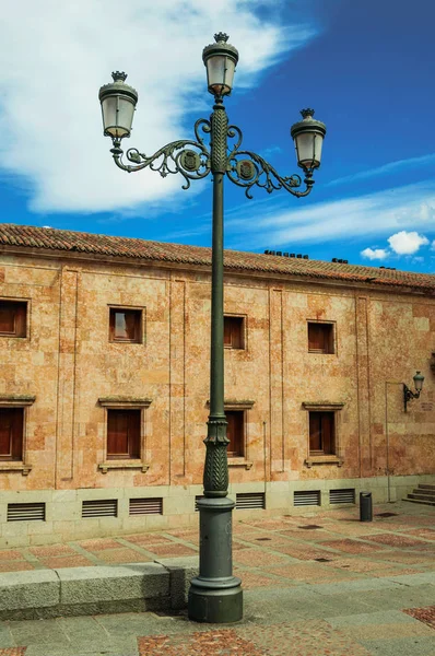 Edifício com janelas e candeeiro público em Salamanca — Fotografia de Stock
