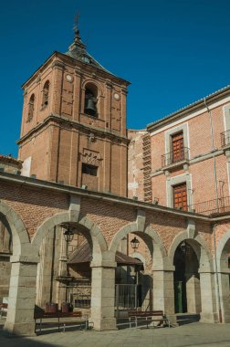Mercado Chico Meydanı Avila eski bina ile çevrili
